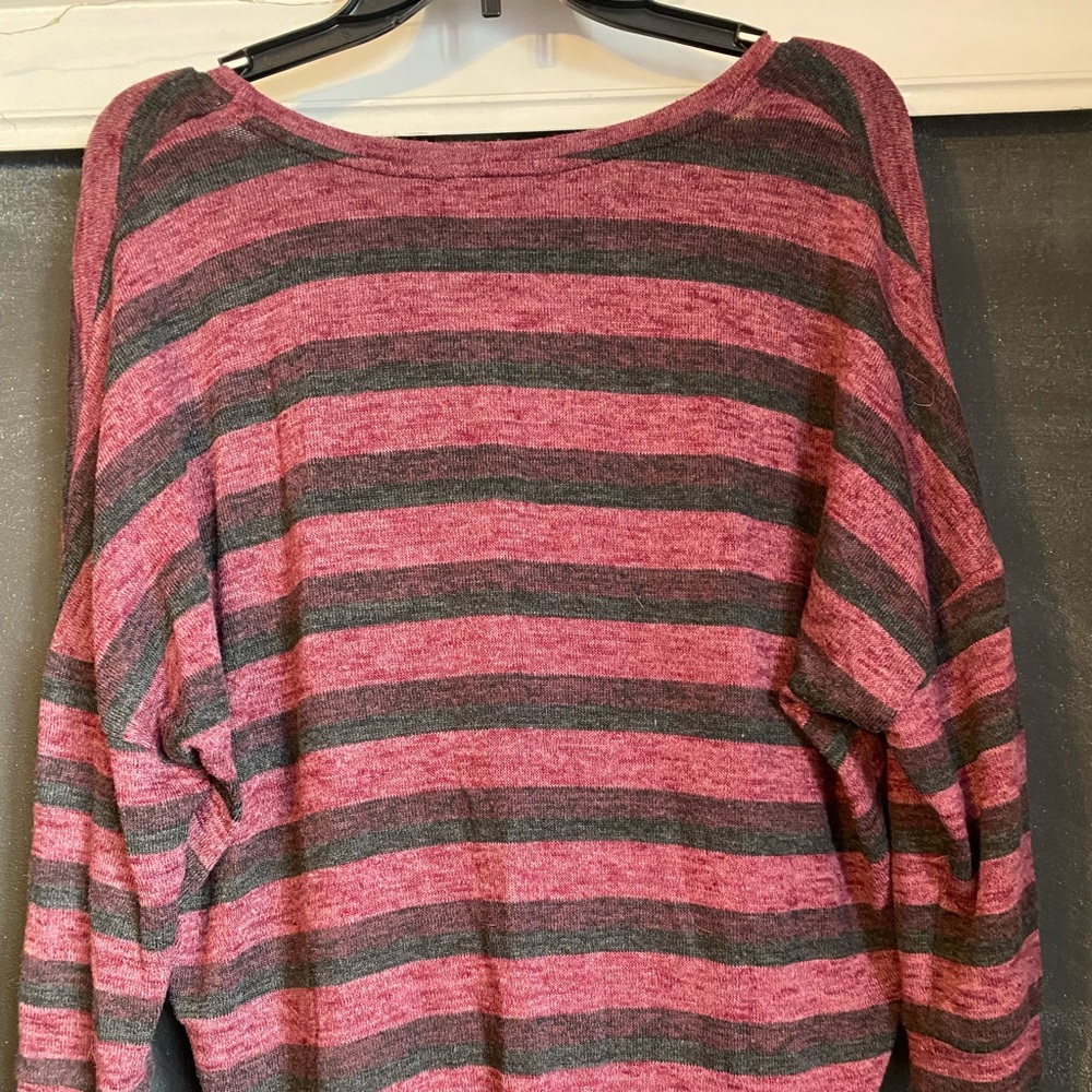 American Eagle, Size Medium, Burgundy and Black